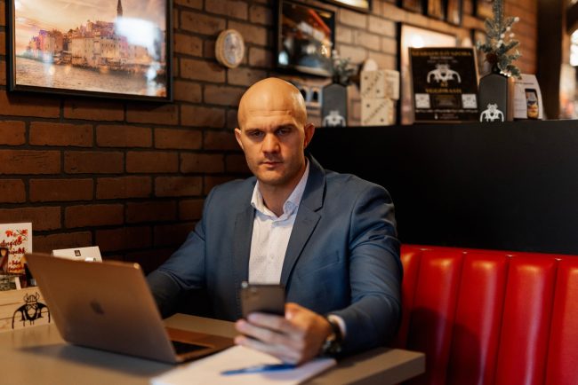 Illés Álmos laptop és jegyzetek mellett az Éhes Vikingben