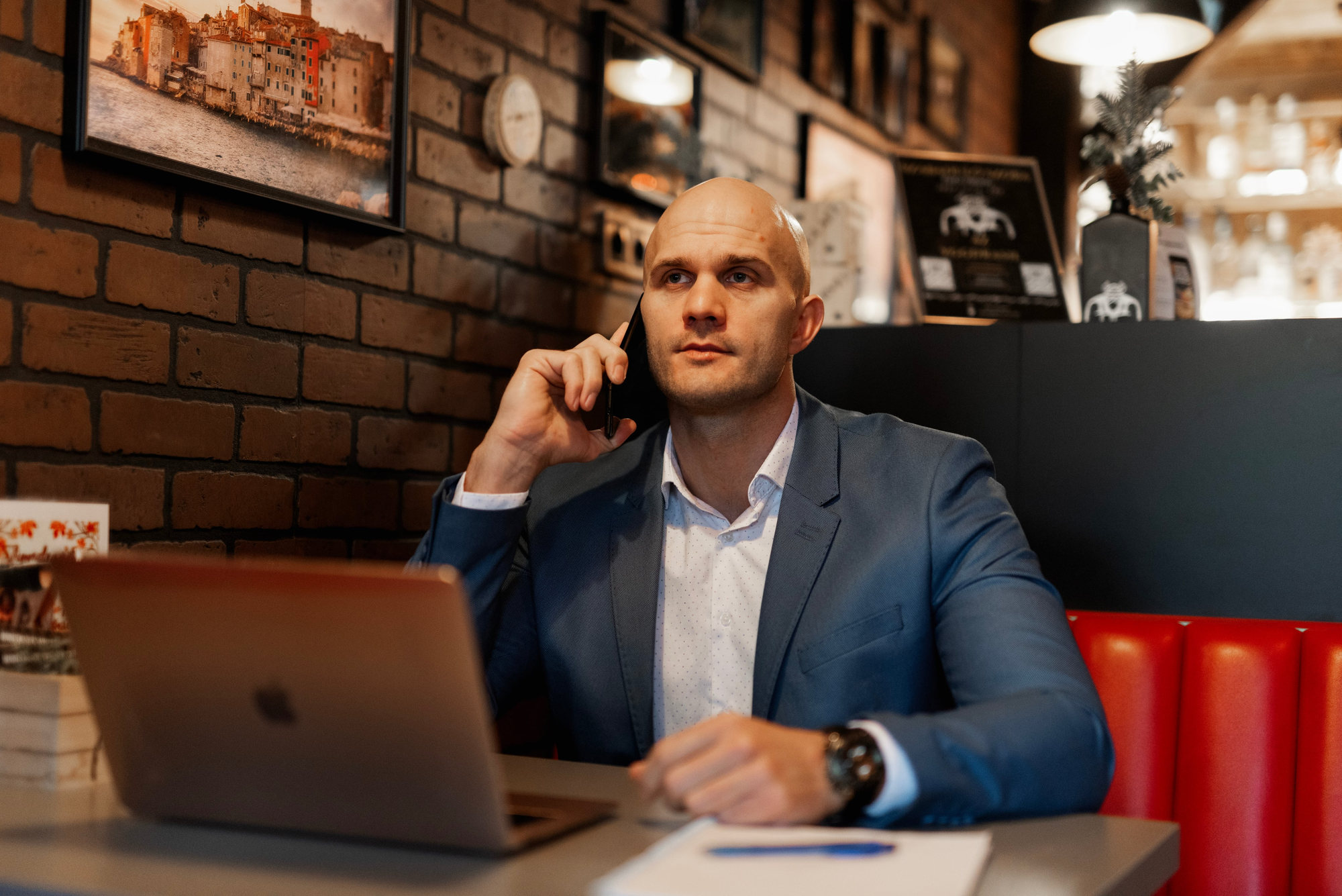 Illés Álmos telefonál laptop mellett az Éhes Vikingben
