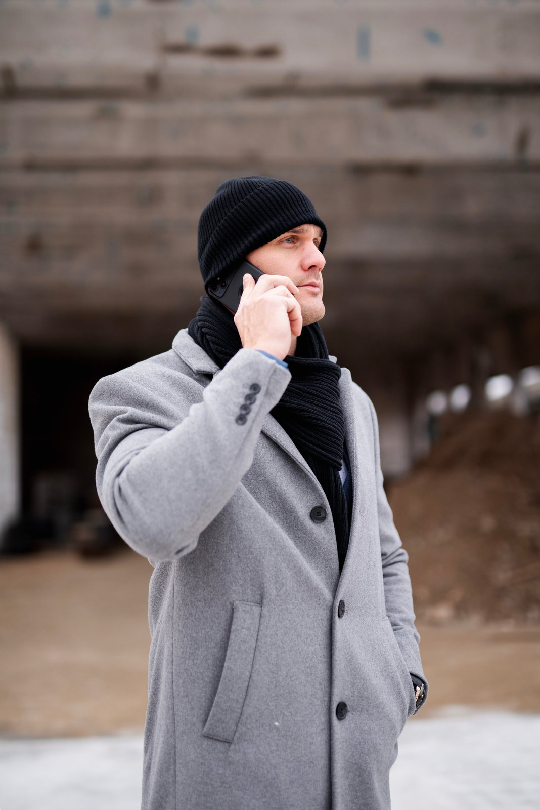 Illés Álmos telefonál ipari környezetben