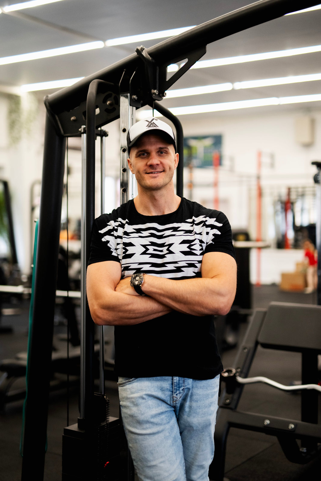 Illés Álmos álló portréja a Viking Gymben