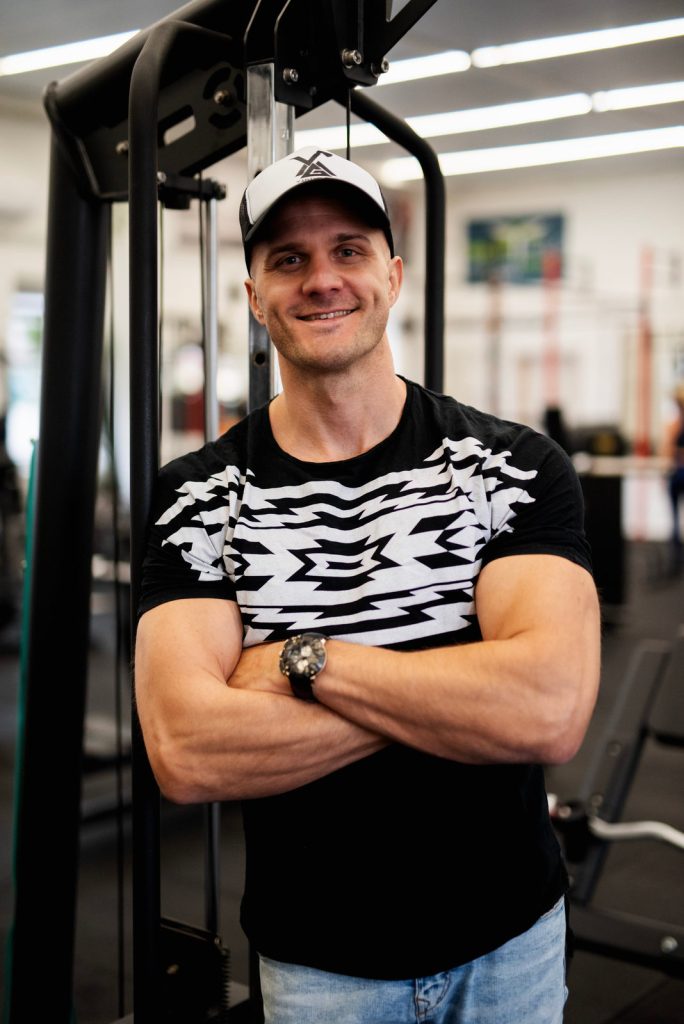 Illés Álmos keresztbe font karral a Viking Gymben